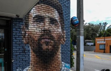 Mural wajah Lionel Messi yang berada di salah satu jalan di Miami, Amerika Serikat. Messi memutuskan untuk bergabung dengan klub MLS, Inter Miami, pada Rabu (7/6/2023). (Foto oleh Giorgio Viera / AFP)