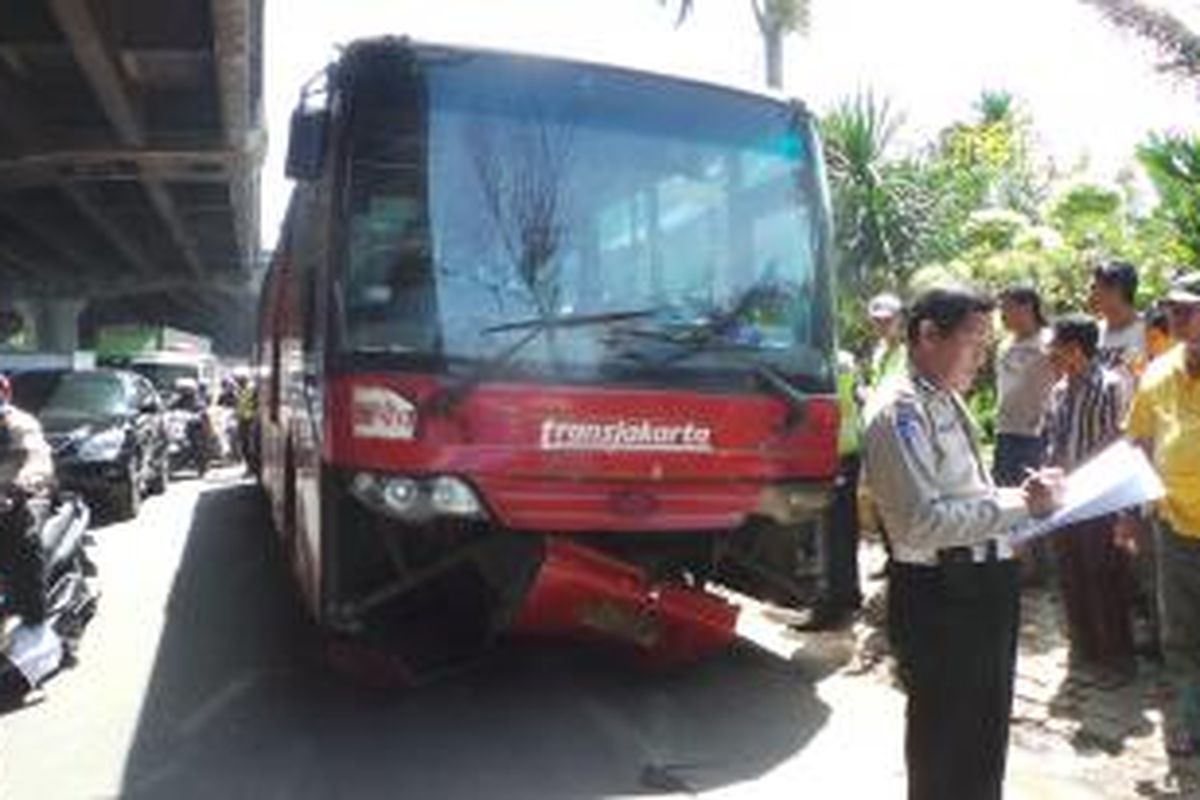 Bus Transjakarta menabrak lima mobil di by pass Pulomas arah Rawamangun, Jakarta Timur. Beruntung tidak ada korban jiwa dalam peristiwa ini. Jumat (25/4/2014).
