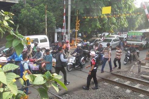Taksi Tertabrak KRL Saat Lintasi Pelintasan Tanpa Palang di Cengkareng