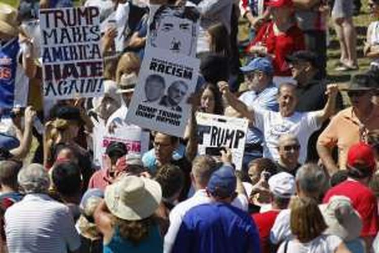 Puluhan orang penentang Donald Trump, melakukan unjuk rasa di lokasi kampanye sang pengusaha di Fountain Hill, Arizona.