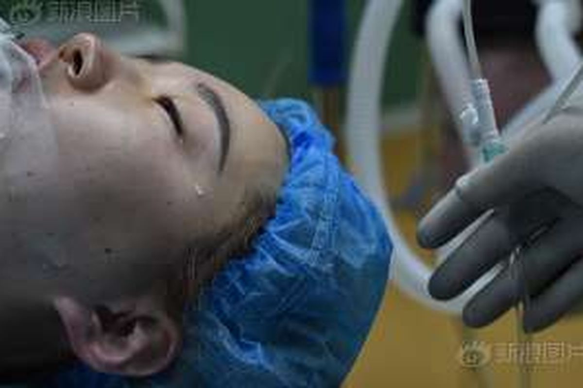 Zhang Xiaojiao saat operasi plasti pembesaran payudara. 