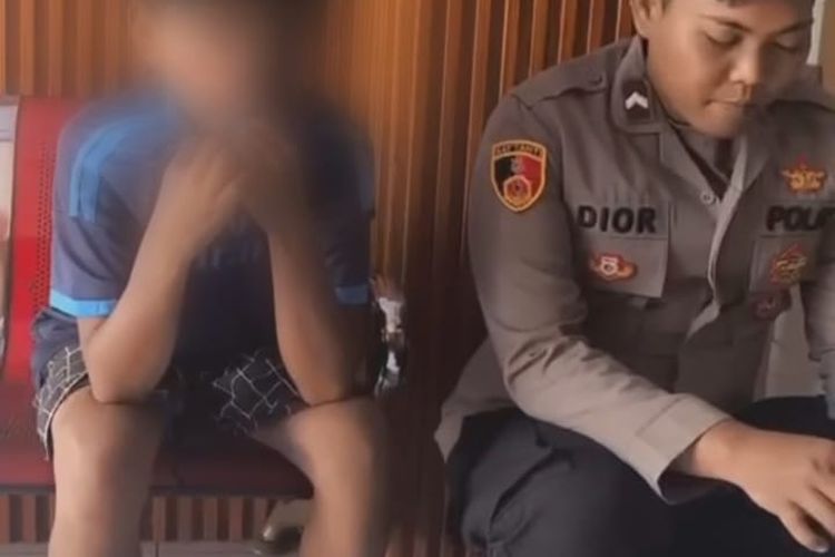 Suasana Haru Bocah 10 Tahun Sendirian Kunjungi Ayahnya di Rutan Polres Situbondo
