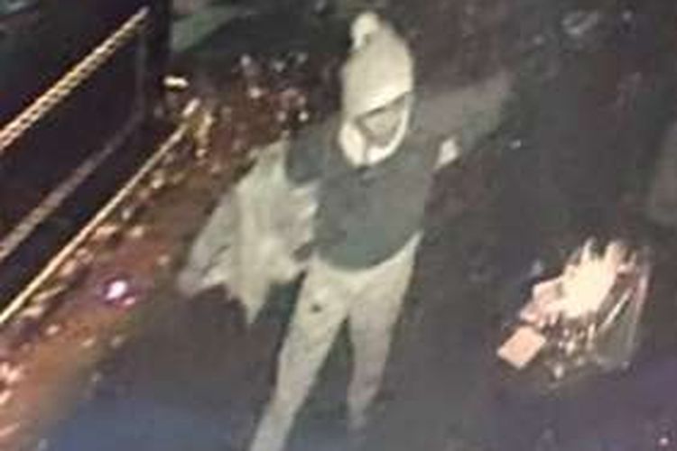 Rekaman CCTV yang menampilkan tersangka penyerang klub malam Reina, Istanbul tengah melepas jaketnya usai beraksi.