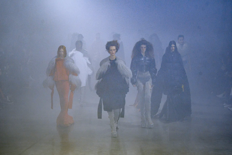 Rick Owens menampilkan para model yang berjalan dikelilingi asap tebal dan memberi nuansa sinematik bak dari dunia lain.