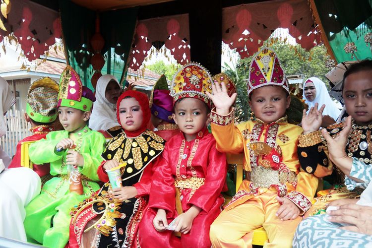 Keceriaan anak-anak saat mengikuti pawai Tahun Baru Hijriyah di Kota Gorontalo.