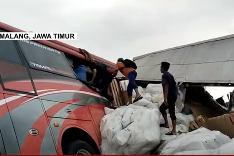 Penampakan bus dan truk yang mengalami kecelakaan di Malang, Senin (23/12/2024). Dilaporkan empat orang tewas dalam peristiwa ini.