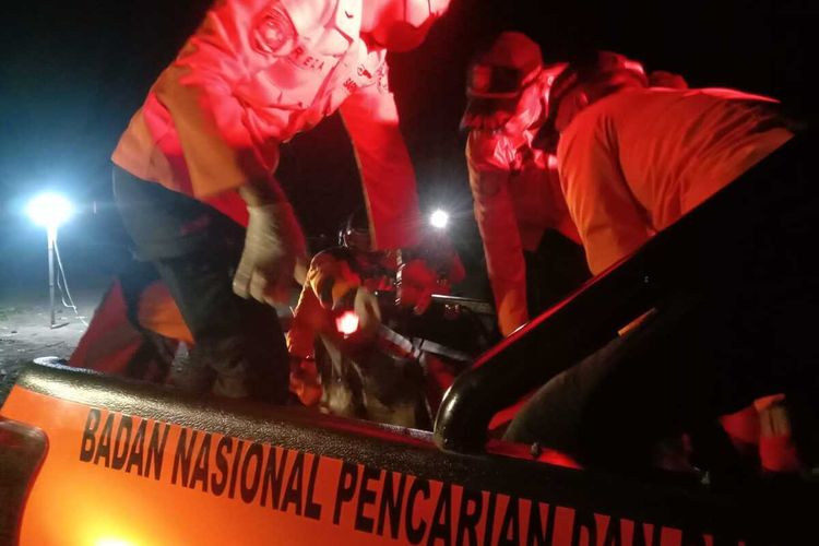 Tim Basarnas mengevakuasi korban perahu terbalik di Kabupaten Cilacap, Jawa Tengah, Jumat (14/1/2022) malam.