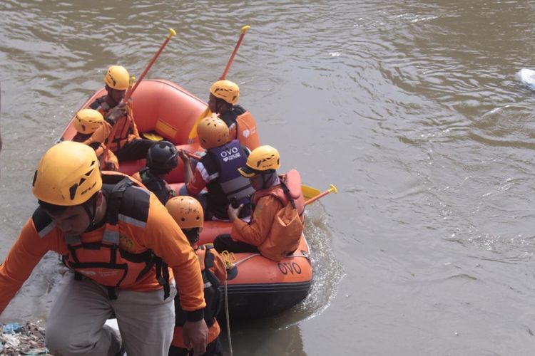 Tim SAR masih melakukan pencarian terhadap satu orang yang melompat ke Sungai Deli. Dia melompat bersama empat kawannya ke Sungai Deli karena mengetahui adanya penggerebekan narkoba, Sabtu (26/10/2019).