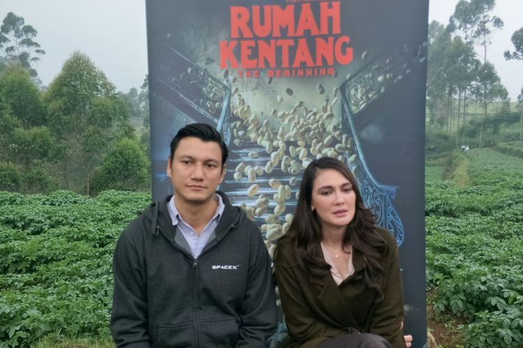 Artis peran Luna Maya dan Christian Sugiono saat diabadikan di lokasi syuting film horor terbarunya, Rumah Kentang : The Beginning di Kampung Cikole Dodik, Pengalengan, Jawa Barat, Kamis (22/8/2019).