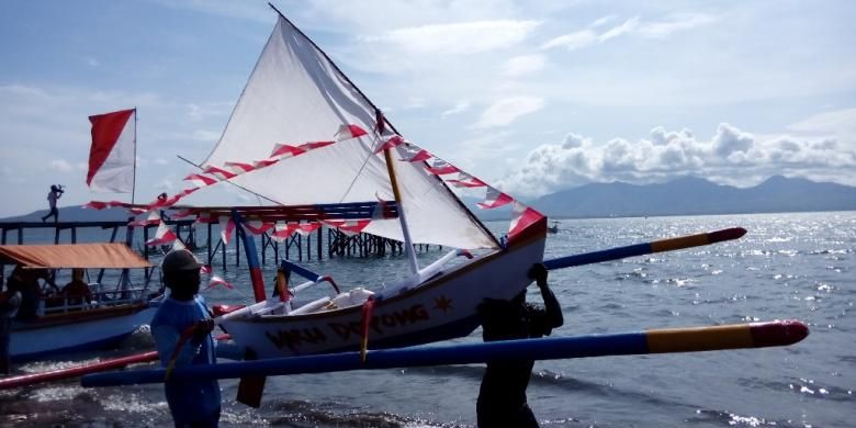 Warga dan nelayan Pantai Waru Doyong, Kelurahan Bulusan, Kecamatan Kalipuro, Banyuwangi, Jawa Timur, Rabu (17/12/2014), menggelar selamatan pada tradisi Rabu Pungkasan.