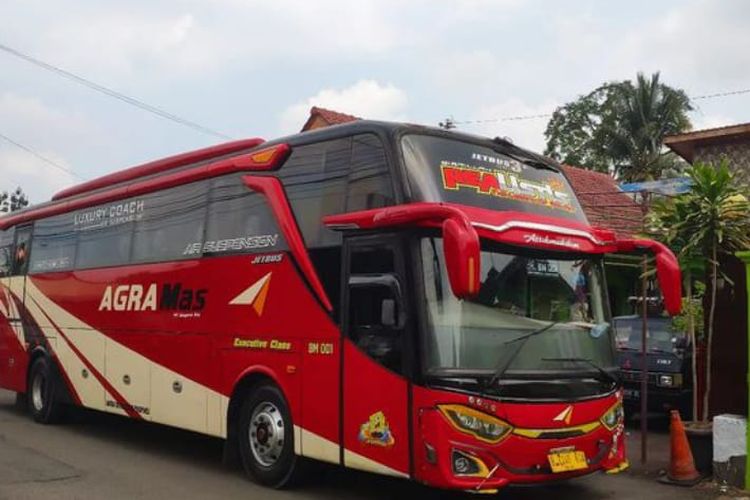 Bus Agra Mas melayani rute Jakarta-Kudus.