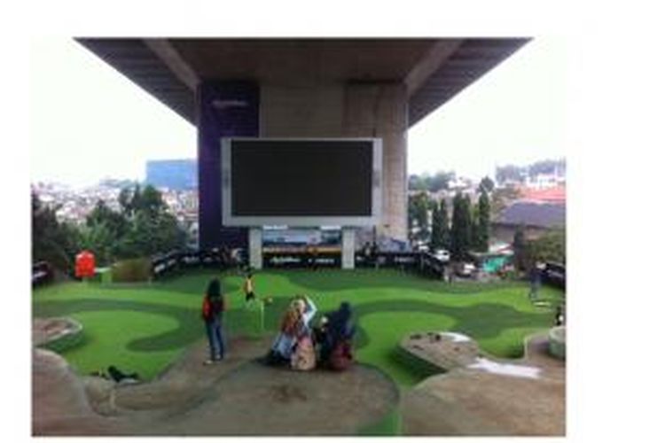 Taman Film, salah satu taman tematik Kota Bandung ini digunakan sebagai sarana publik warga untuk menonton film bersama. Foto diambil pada Rabu (04/02/2015).
