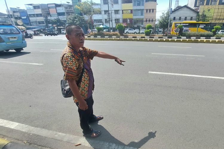 Ketua RW 004 Kelurahan Pinangsia Subianto menunjukan lokasi dua orang warga menjadi korban penembakan di kawasan Mangga Dua, Kelurahan Pinangsia, Kecamatan Taman Sari, Jakarta Barat, pada Sabtu (17/9/2022).