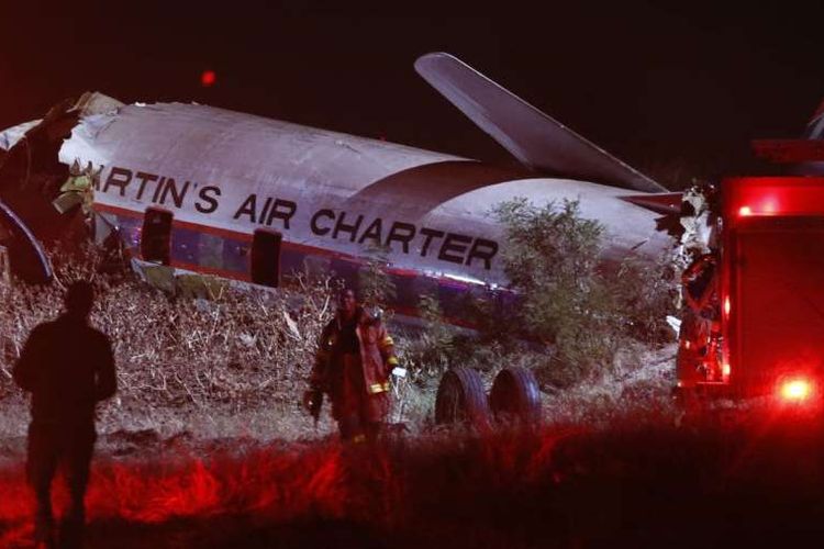 Petugas medis terlihat di lokasi kecelakaan pesawat Convair-340 di pinggiran ibu kota Pretoria di Afrika Selatan, pada Selasa (10/7/2018).