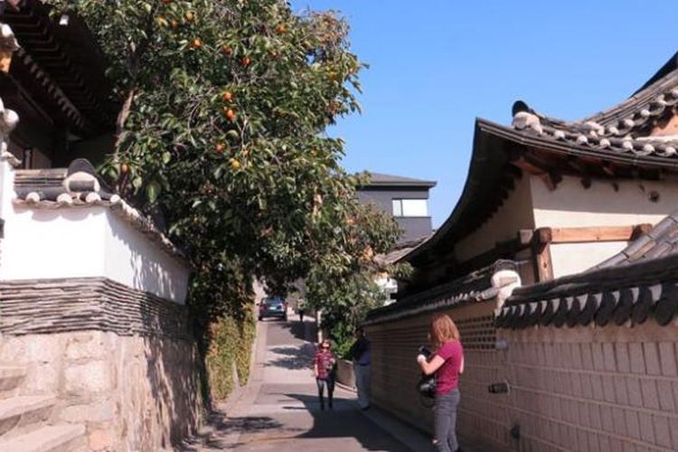 Sebuah sudut di perkampungan tradisional di Bukchon, Seoul, Korea Selatan. Jejeran hanok (rumah tradisional Korea) masih tertata apik dengan suasana yang masih terjaga, seperti layaknya perkampungan yang tak tersentuh modernisasi yang gencar mengepung Seoul.