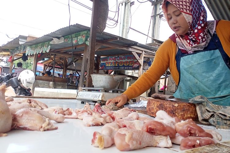 Harga daging ayam dan daging sapi di Pasar Tradisional, Baleendah, Kabupaten Bandung, Jawa Barat mengalami kenaikan yang signifikan menjelang hari libur Natal dan Tahun baru.