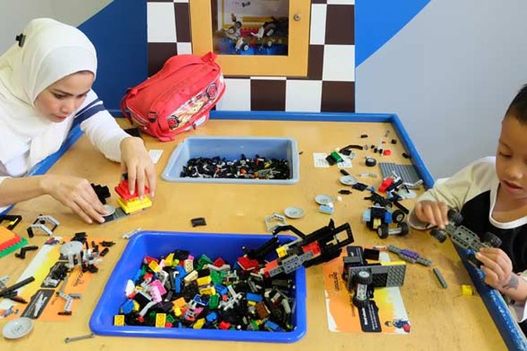 Salah satu keluarga pemenang program belanja berhadiah utama trip ke Legoland Malaysia sedang asyik menyusun lego  pada Senin (19/3/2018) lalu. 