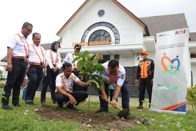 Sukseskan Gerakan Satu Juta Pohon, KAI Tanam Pohon dan Hijaukan Stasiun Serentak di Berbagai Daerah