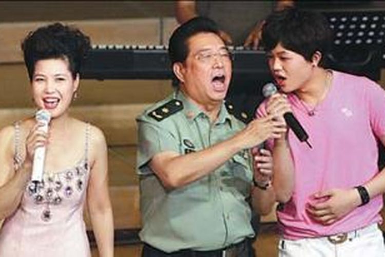 Li Tianyi (berkaus merah muda) sedang menyanyi bersama ayah dan ibunya dalam sebuah liburan. Li Tianyi, menjalani sidang di sebuah pengadilan Beijing karena bersama kawan-kawannya memperkosa seorang perempuan awal tahun ini. 
