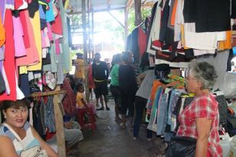 Warga Kota Kupang antusias membeli pakaian bekas impor dari luar negeri di Pasar Kasih Naikoten 1 Kota Kupang, Nusa Tenggara Timur, Minggu (8/2/2015)