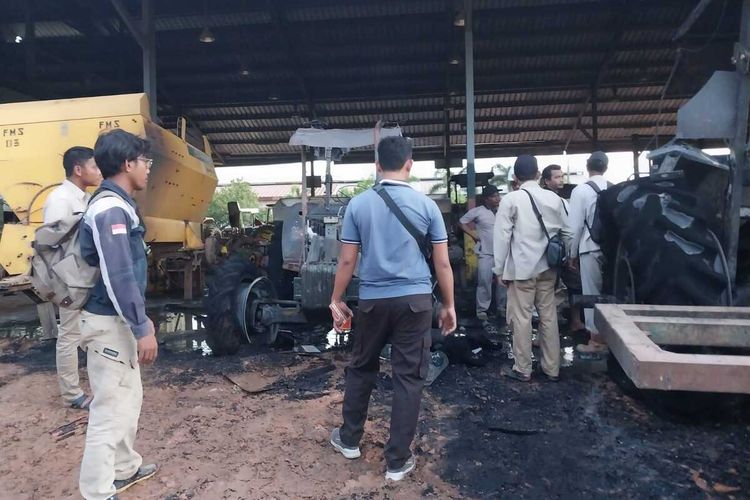 Polsek Cempaka, Kabupaten OKU Timur, Sumatera Selatan melakukan olah TKP di lokasi terbakarnya traktor yang menyebabkan tiga orang pekerja perkebunan mengalami luka bakar. Dari kejadian tersebut, satu orang pekerja tewas karena mengalami luka bakar parah.