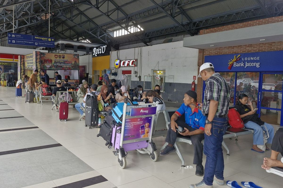 Situasi penumpang kereta api menunggu di Stasiun Tawang Semarang, Senin (1/1/2024).
