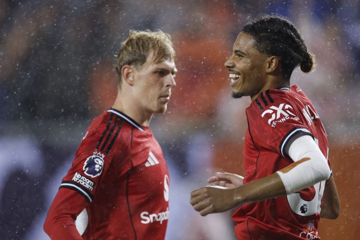 Penyerang Manchester United Ethan Williams (Kanan) merayakan gol keempat timnya pada laga Premier League Summer Series antara Manchester United dan AFC Bournemouth di Soldier Field di Chicago, Illinois pada 30 Juli 2025.