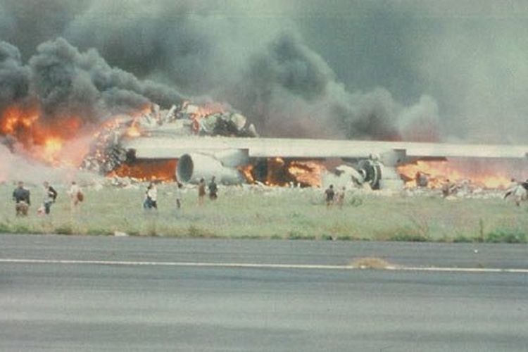 Pesawat KLM dan Pan Am yang terbakar