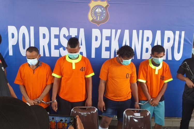 Empat orang tersangka penyiraman air keras terhadap sejoli dihadirkan saat Polresta Pekanbaru menggelar konferensi pers, Rabu (20/1/2021).