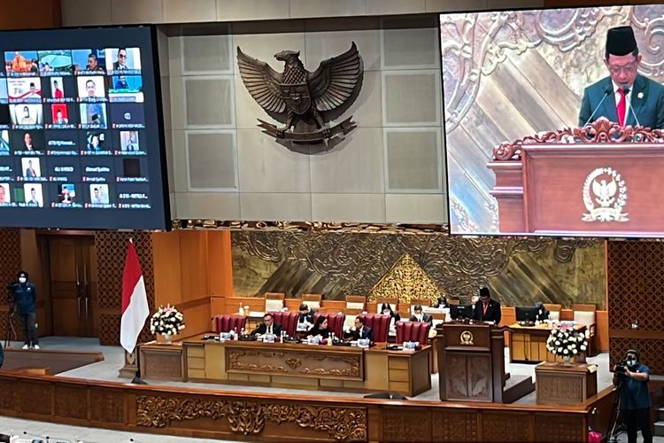Menteri Dalam Negeri Tito Karnavian saat berpidato usai RUU Papua Barat Daya disahka menjadi UU oleh DPR, Kamis (17/11/2022).