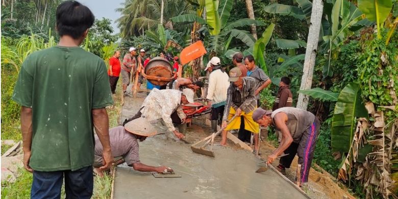 Kegiatan Bersih-Bersih Kampung Sehat ini diisi dengan kerja bakti betonisasi jalan melalui konsep padat karya tunai yang melibatkan 300 orang warga sekitar dan 20 anak milenial BUMN.