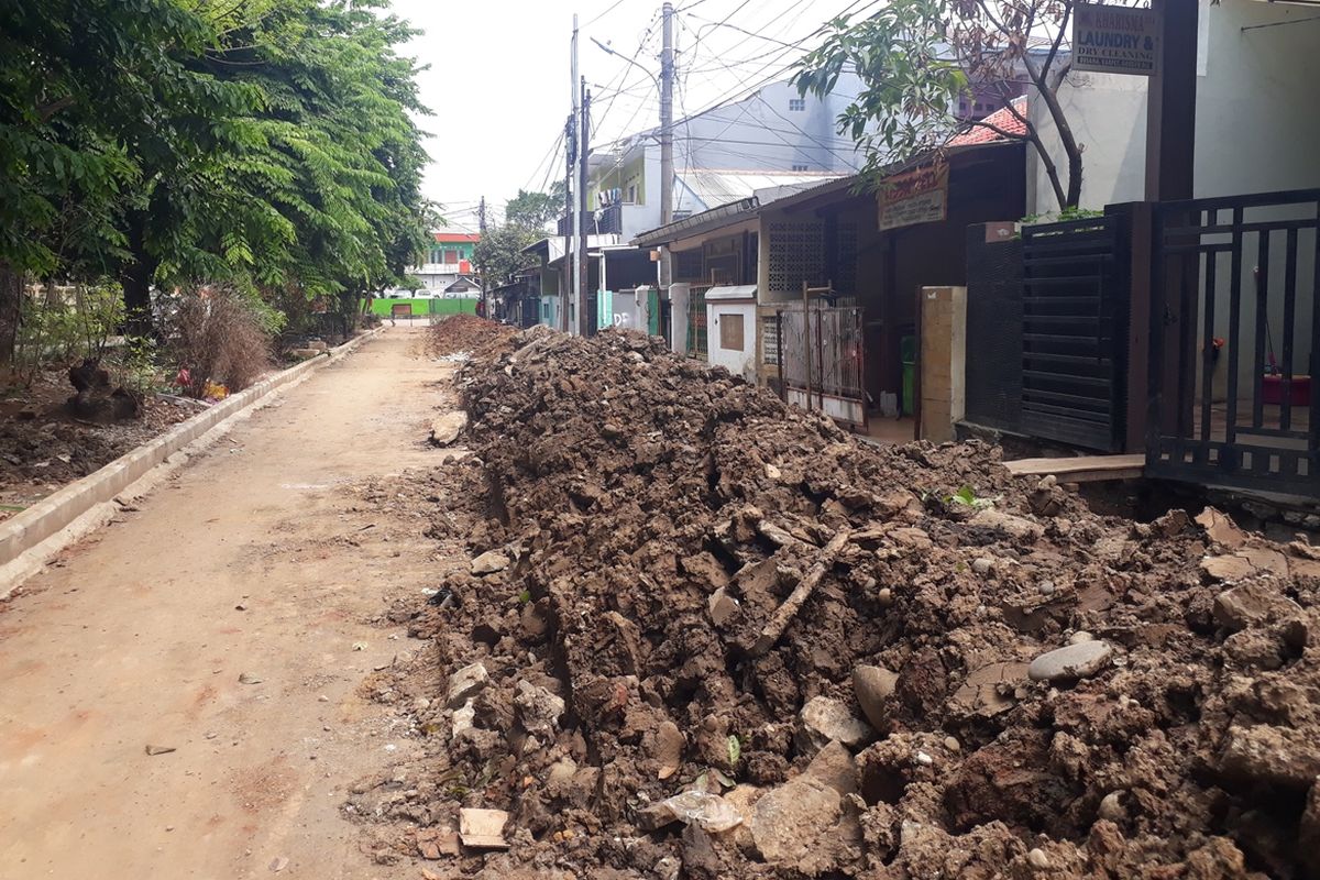 Urugan tanah hasil proyek saluran air tampak halangi rumah warga RW 09, Kelurahan Penggilingan, Kecamatan Cakung, Jakarta Timur, Senin (2/12/2019). Akibatnya, mobilitas aktifitas warga terhambat.