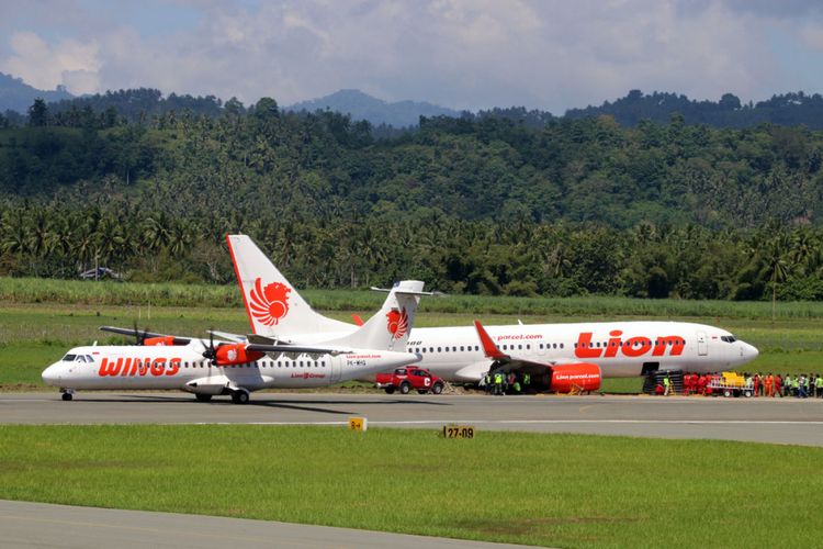 Pesawat Wings Air yang membawa peralatan evakuasi pesawat Lion Air yang tergelincir di bandara Jalaluddin Tantu Gorontalo
