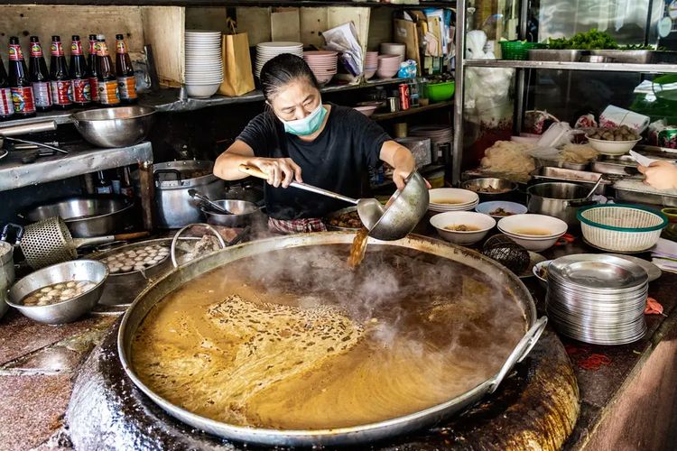 Ibu dari Nattapong Kaweenuntawong, pemilik restoran Wattana Panich di Thailand.