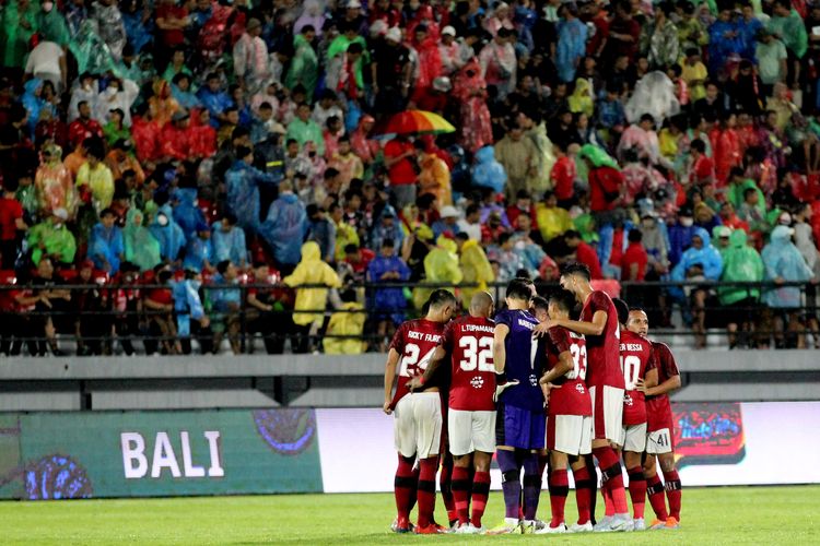 Pemain Bali United berdoa bersama bersiap melawan Kedah Darul Aman FC saat laga babak penyisihan Grup G AFC Cup 2022 yang berakhir dengen skor 2-0 di Stadion Kapten I Wayan Dipta Gianyar, Bali, Jumat (24/6/2022) malam.