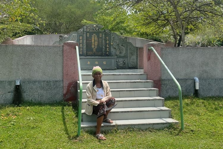 Samiyem (60) usai bersih-bersih di pemakaman Tionghoa pada Pedukuhan Tegallembut, Kalurahan Giripeni, Kapanewon Wates, Kabupaten Kulon Progo, Daerah Istimewa Yogyakarta.