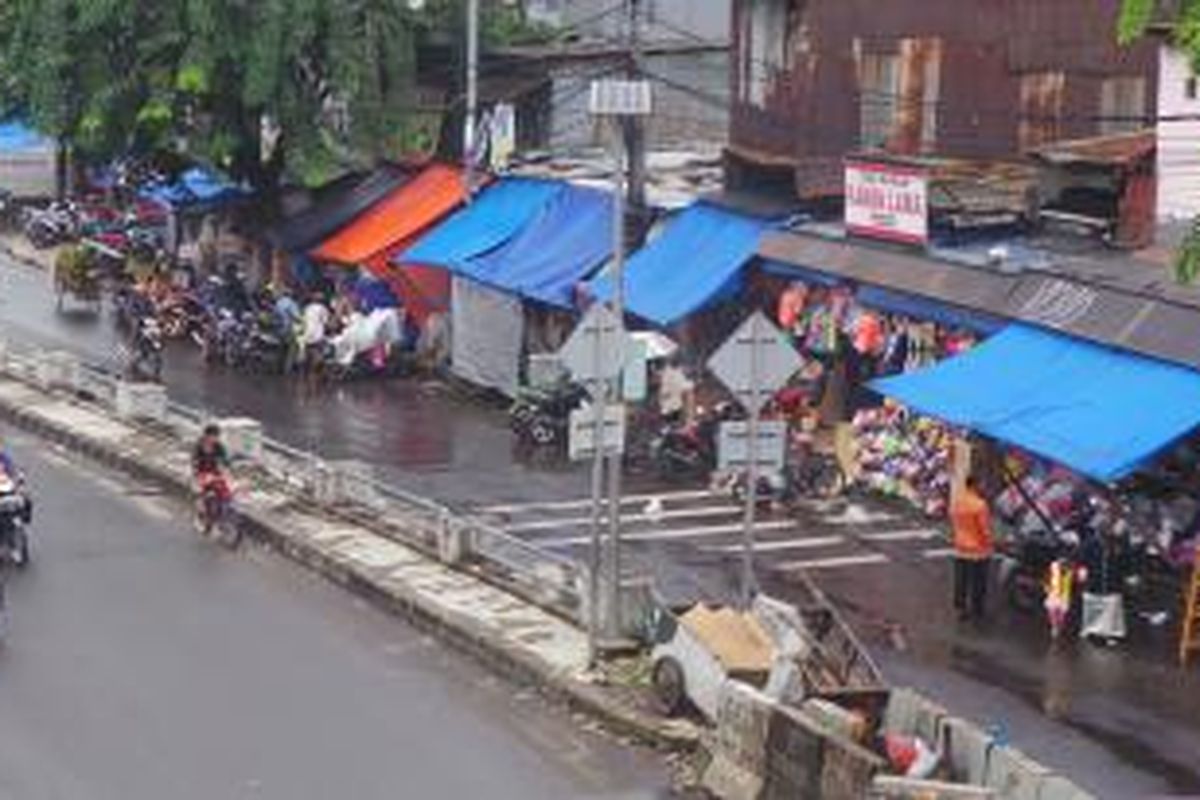 Barisan sepeda motor muncul dari parkir liar yang berbaris dipinggiran Jalan Basuki Rahmat, Pasar Gembrong, Jatinegara, Jakarta Timur. Senin (24/2/2014).