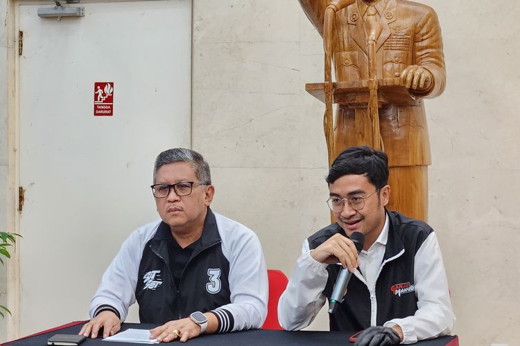 Juru Bicara TPN Ganjar-Mahfud, Aryo Seno Bagaskoro (kanan) bersama Sekjen PDI-P Hasto Kristiyanto (kiri) dalam konferensi pers di Kantor DPP PDI-P, Jalan Diponegoro, Menteng, Jakarta, Senin (5/2/2024).