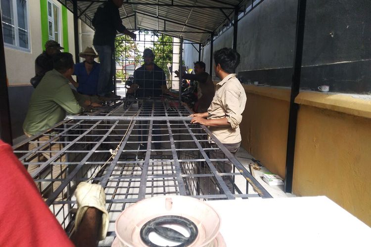 Trap berukuran panjang 4 meter, lebar 1,2 meter dan tinggi 1 meter disiapkan untuk tangkap dan bebaskan ban di leher buaya di sungai Palu, Selasa (11/2/2020)