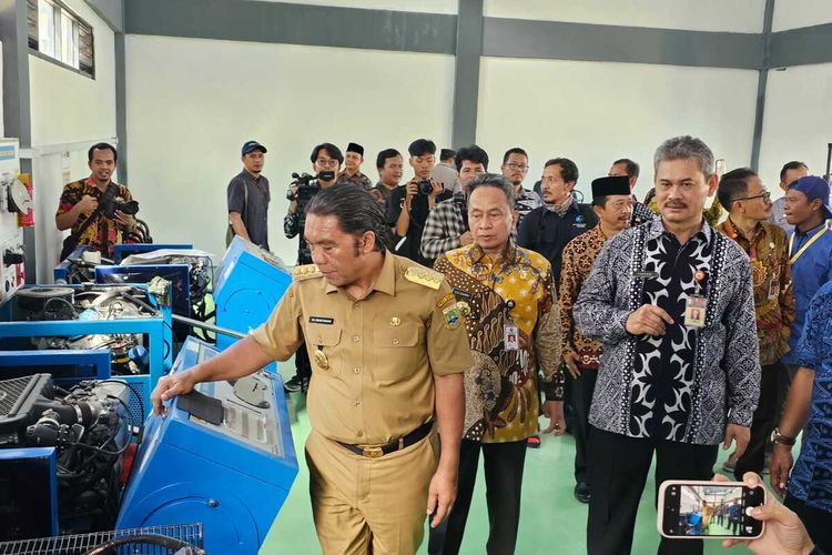 Penjabat Gubernur Banten Al Muktabar saat melihat peralatan praktik siswa SMKN 7 Kota Serang