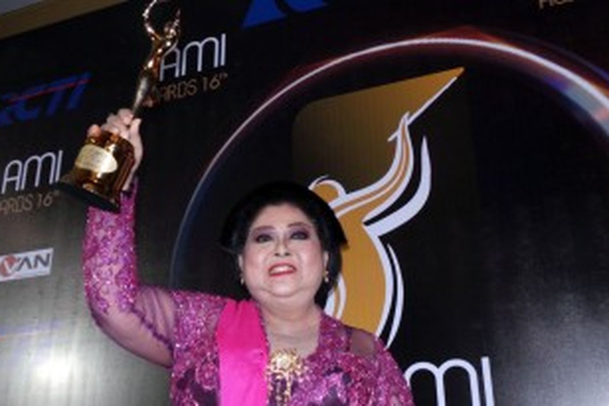 Penyanyi keroncong kenamaan Waljinah menerima penghargaan Lifetime Achievement dari AMI Awards 2013 di Studio 8 RCTI, Kebon Jeruk, Jakarta Barat, Selasa (2/7/2013) malam.