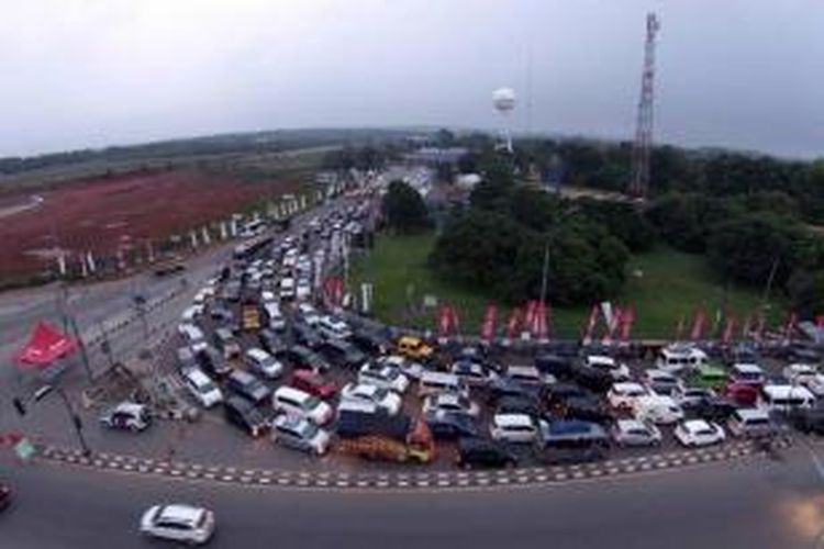 Kemacetan panjang terjadi di pintu keluar tol Cikampek hingga Simpang Jomin, Karawang, Jawa Barat, Jumat (25/7/2014). 