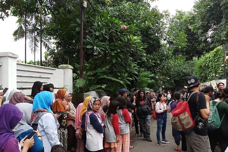 Suasana di depan rumah duka di kawasan Pejaten Barat, Jakarta Selatan, Selasa (18/2/2020).
