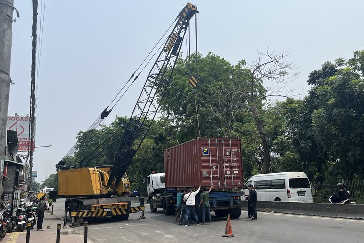 Truk Terguling di Tambora Jakbar Selesai Dievakuasi, Lalin Kembali Lancar