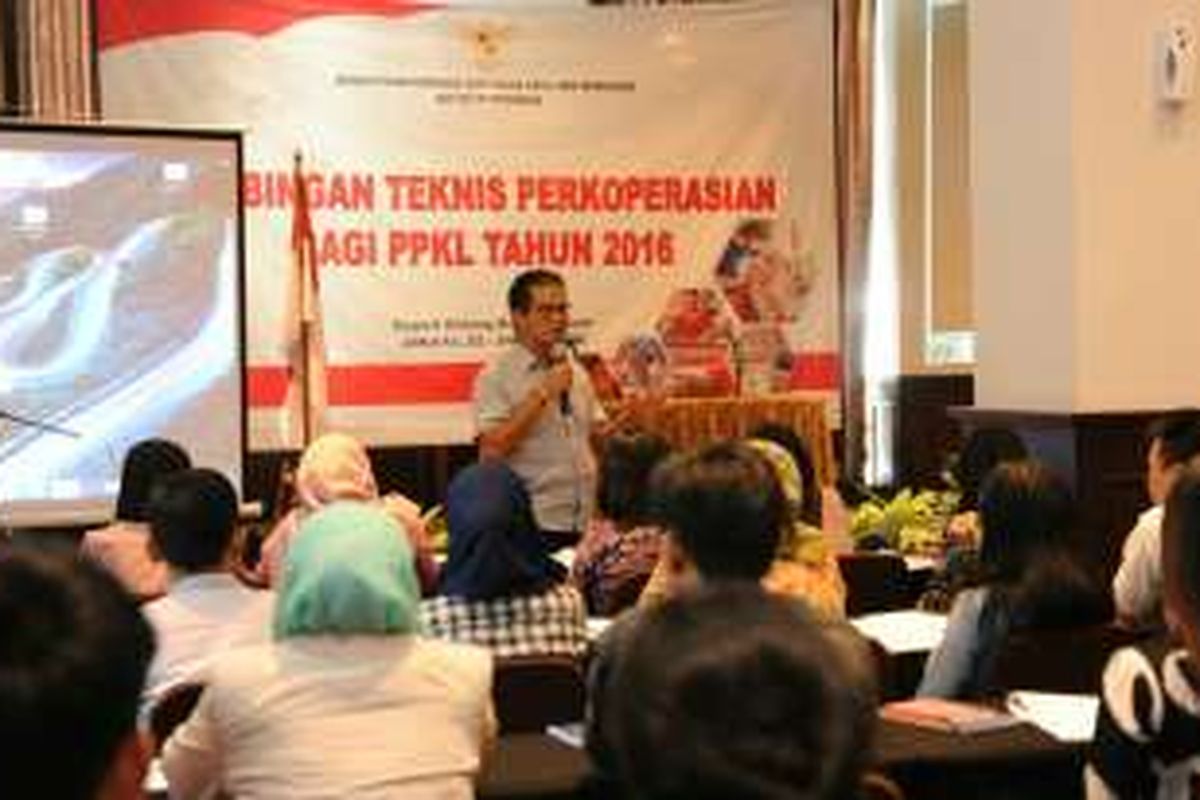 Deputi Bidang Kelembagaan Kementerian Koperasi dan UKM, Choirul Djamhari, memberikan Pengarahan pada acara Bimbingan Teknis Perkoperasian bagi PPKL(Petugas Penyuluh Koperasi Lapangan) di Hotel Royal Kuningan, Jakarta, Kamis (23/6/2016) 
