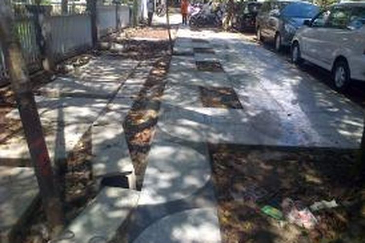Perbaikan dan pemasangan trotoar granit di Jalan Braga dan RE Martadinata (Riau), Kota Bandung, tidak kunjung selesai hingga memasuki awal tahun 2015.