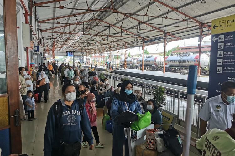  NAIK KERETA--Para penumpang menunggu kereta api di stasiun Madiun, Jumat (28/4/2023).