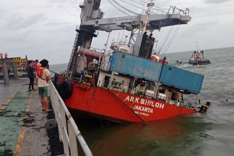 Kapal ARK Shiloh Jakarta karam usai dihantam ombak tinggi di perairan Sungsang, Kabupaten Banyuasin, Sumatera Selatan, Rabu (28/12/2022).