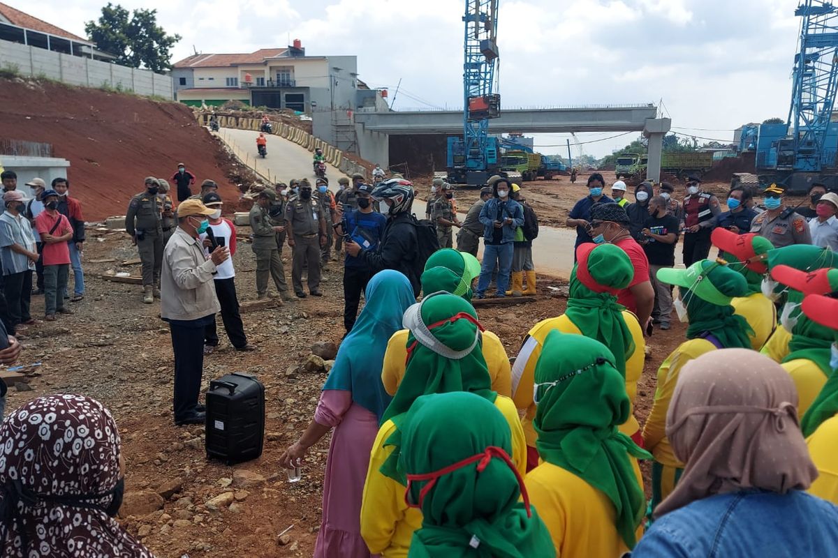 Warga RW 10 Gelar Aksi Unjuk Rasa meminta pihak tol Cijago kembalikan fungsi utama jalan yang digantikan dengan JPO