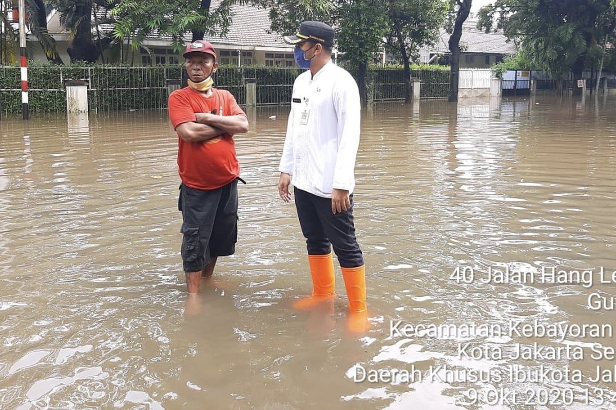 Sejumlah titik di Jakarta Selatan tergenang air pasca-diguyur hujan deras pada Jumat (9/10/2020) siang.